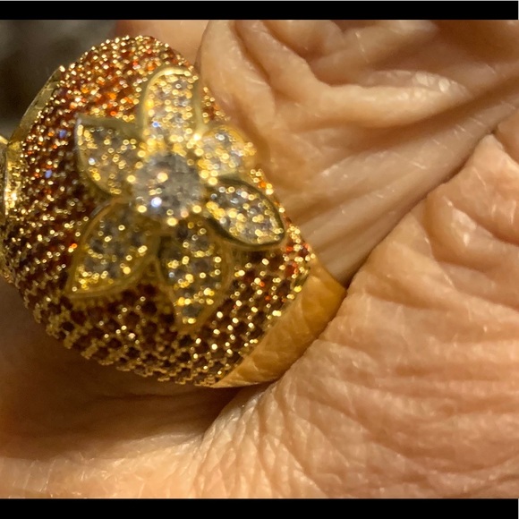 Simulated red and white diamond ring with flowers - Picture 5 of 7